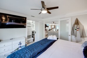 3 makuuhuonetta, työpöytä, silitysrauta/-lauta, vauvan matkasänky