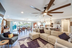 Fernseher, Kamin, Bücher, Stereoanlage