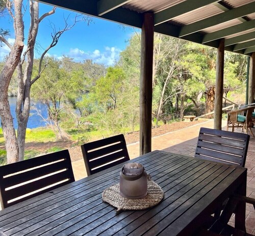 Teal Chalet - Deluxe with private jetty Pemberton