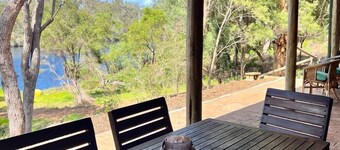 Teal Chalet - Deluxe with private jetty Pemberton