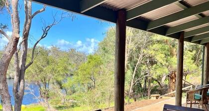 Teal Chalet - Deluxe with private jetty Pemberton