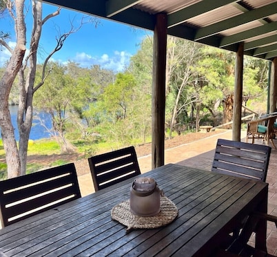 Teal Chalet - Deluxe with private jetty Pemberton
