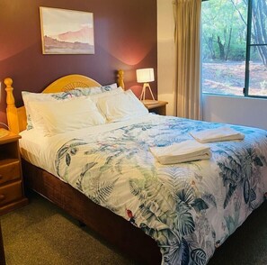 3 bedrooms, travel cot, bed sheets