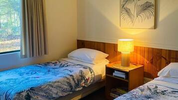 3 makuuhuonetta, vauvan matkasänky, vuodevaatteet