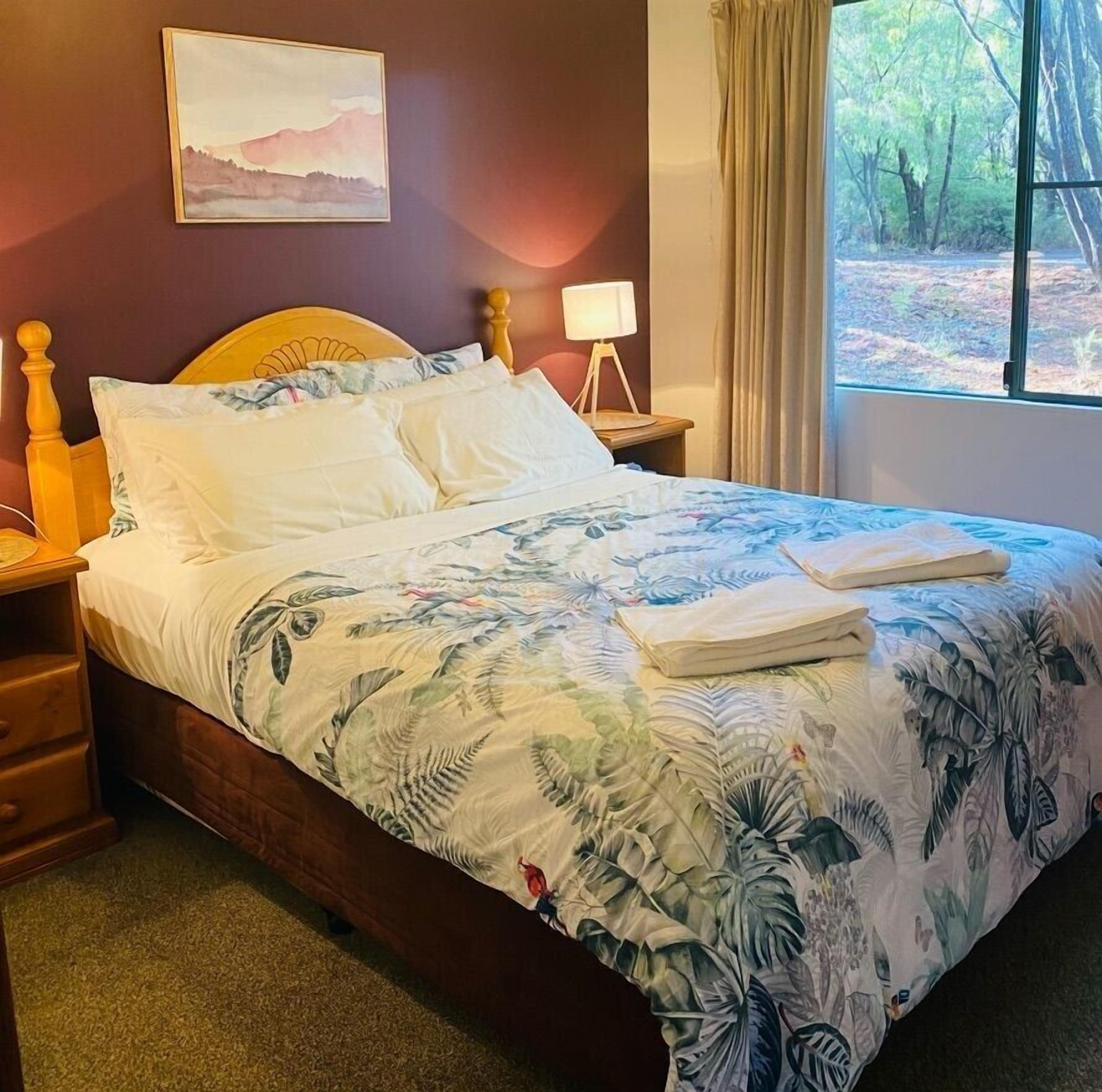 2 habitaciones, cuna de viaje y ropa de cama 