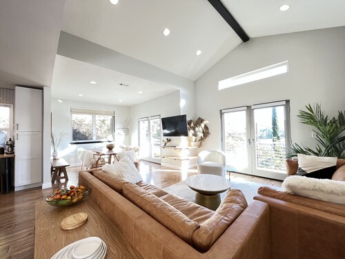 Bright 4 Bedroom Mountain View Home By Arts Plaza