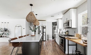Refrigerador, microondas, horno, placa de cocina