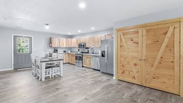 冰箱、微波炉、烤箱、炉灶