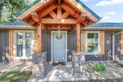 2 bedrooms, 2 baths, 1000 sq ft lodge close to the lake.