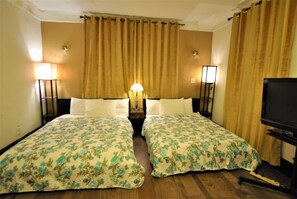 Family Room (Second Level) | Desk, laptop workspace, free WiFi - Newark Hansbury Multi Level House (Newark)