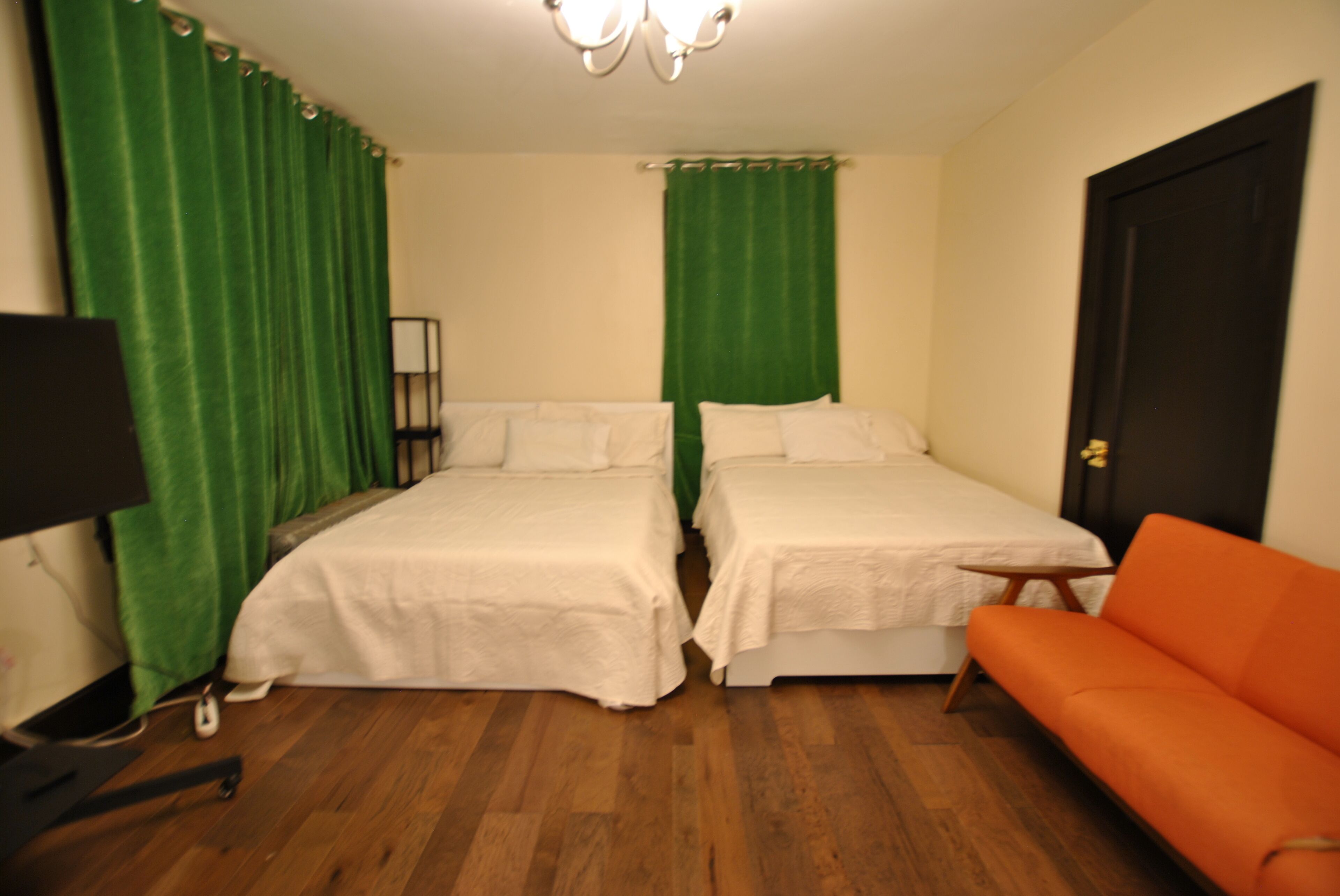 패밀리룸 | 책상, 노트북 작업 공간, 무료 WiFi