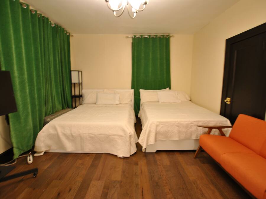 Family Room | Meja, ruang kerja komputer riba, Wi-fi percuma