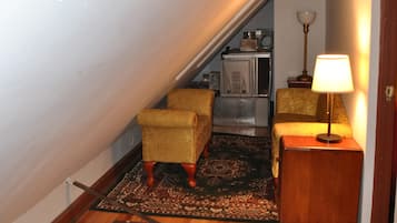 Studio Suite (Attic) | Champagne service