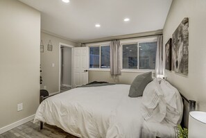 2 bedrooms, WiFi, bed sheets - Lower Stone Lodge | Hot Tub| Game Room| Lower Unit (Cascade)