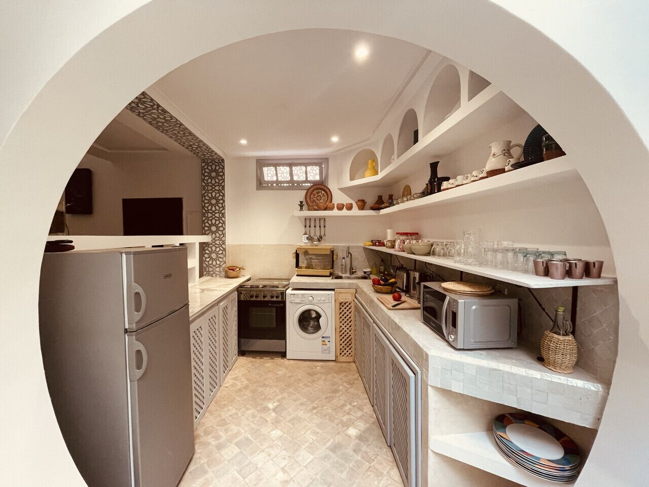 Een koelkast, een magnetron, een oven, een koffiezetapparaat/waterkoker