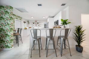 Dining - Tropical Marlins House (Miami)