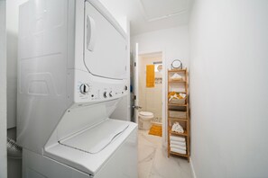 Douche, sĂšche-cheveux, serviettes fournies, savon