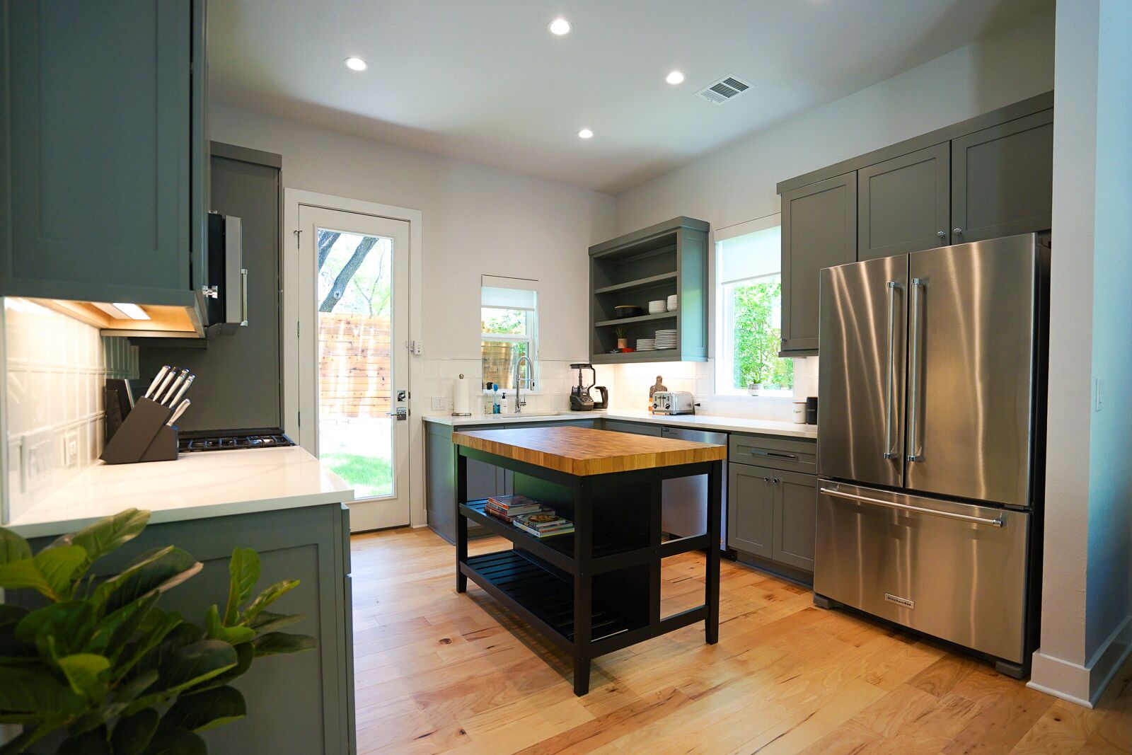 Frigorifero, microonde, forno, piano cottura