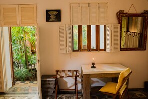 Chambre Supérieure, vue jardin | Coin séjour