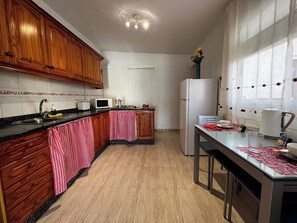 Réfrigérateur, micro-ondes, plaque de cuisson, cafetiÚre/bouilloire