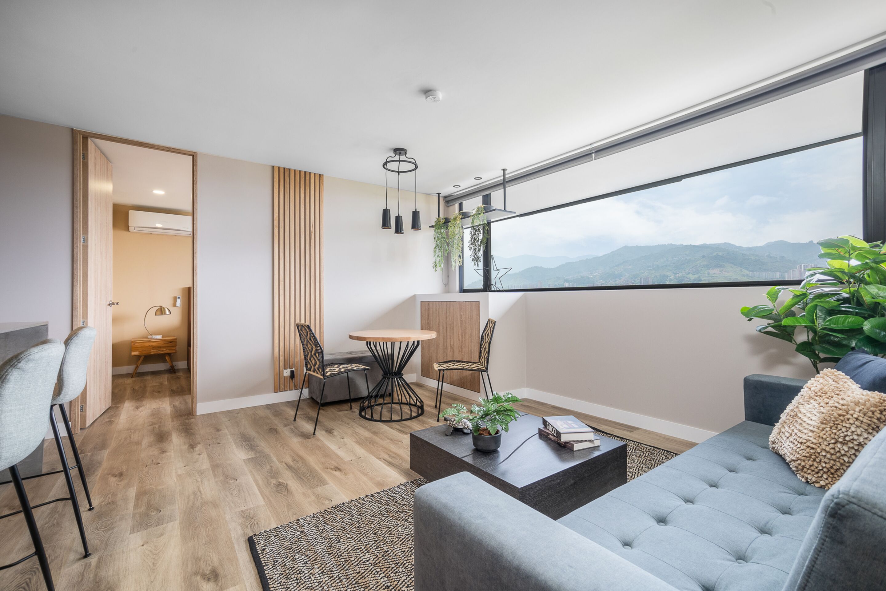 Ein modernes Wohnzimmer mit Sofa, Couchtisch und Essbereich.