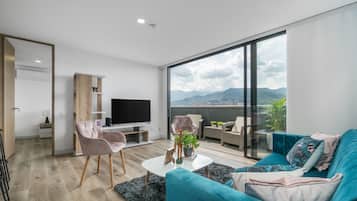 Appartement, 2 chambres (707) | Coin séjour | TV connectée de 50 pouces avec chaßnes par cùble, télévision