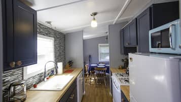 Frigorífico, microondas, horno y placa de cocina