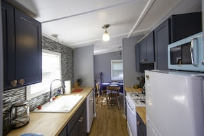 Frigorifero, microonde, forno, piano cottura