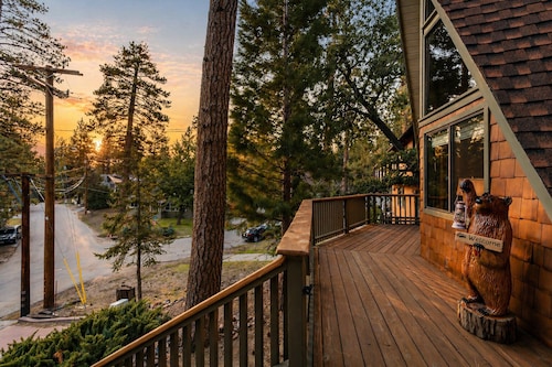 A-Frame Cabin • Large Deck + Firepit • 3 Mins to Bear Mountain | Bear's Lair