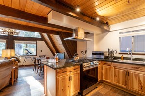 Frigorifero, forno, piano cottura, lavastoviglie