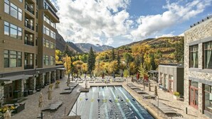 Ein Hotel mit Schwimmbad, Außenbereich und Bergblick.