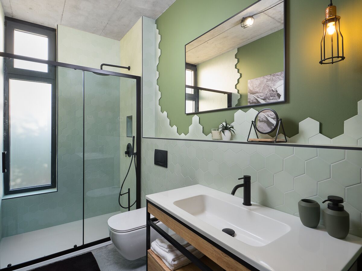 Dusj, hårføner, håndklær og toalettpapir