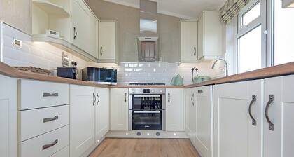 Luxury lodge with one double with en suite shower and two twin.