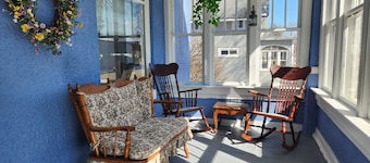 The Bluebell Manor - Home theater- Walk to Downtown