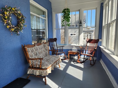 The Bluebell Manor - Home theater- Walk to Downtown