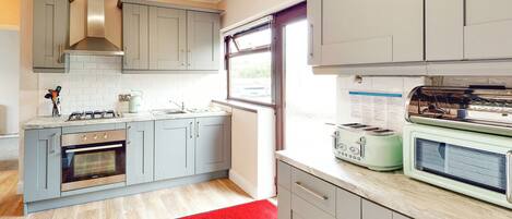 Refrigerador, horno, parrilla de estufa y tostadora