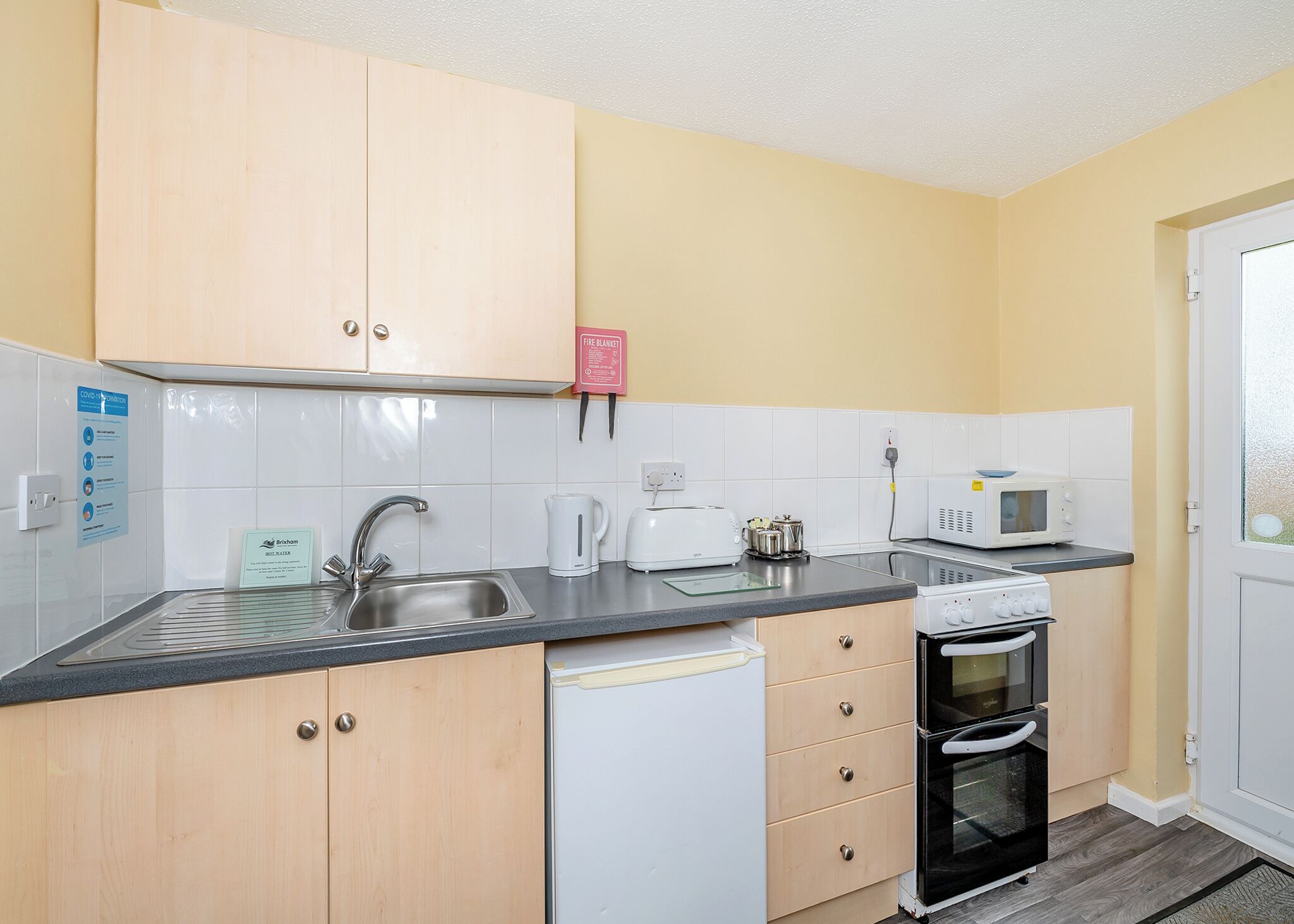 Réfrigérateur, four, plaque de cuisson, grille-pain