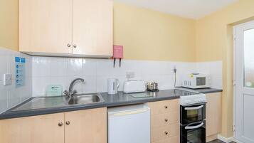 Frigorífico, horno, placa de cocina y tostadora