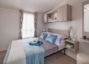 2 bedrooms - Modern caravan with one double and one twin. (Saundersfoot)