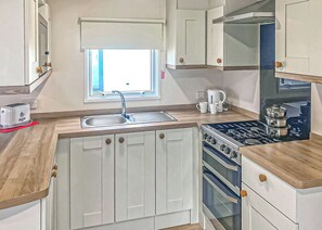 Oven - 12ft-wide caravan with one double with en suite W. (Chapel St Leonards, Skegness)