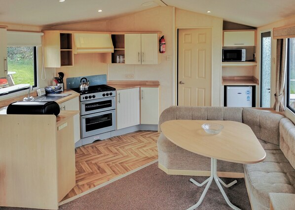Oven - Comfortable and spacious 12ft-wide caravan with one double and two twin. (Clunderwen, Nr Narberth)
