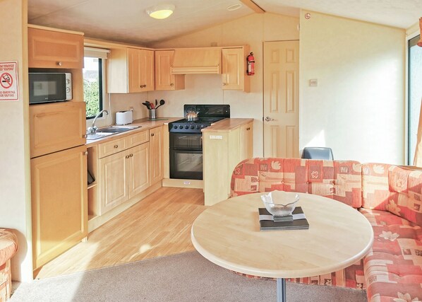 Kjøleskap, ovn, kokeplater og brødrister