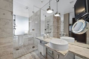Dusche, Haartrockner, Bidet, Handtücher