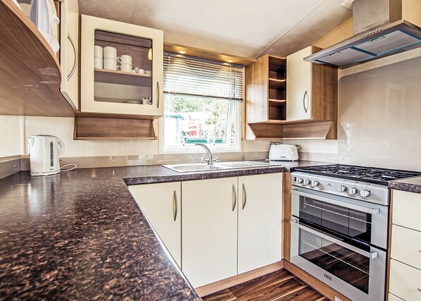 Kjøleskap, ovn, kokeplater og brødrister