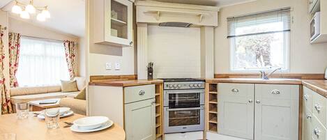 Kjøleskap, ovn, kokeplater og brødrister