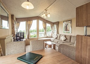Living area - 12ft-wide caravan with one double with en suite W. (Tenbury Wells)
