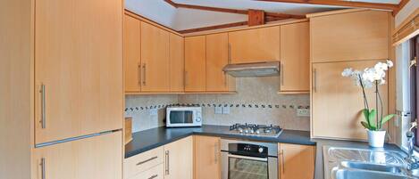 Køleskab, ovn, kogeplade, brødrister