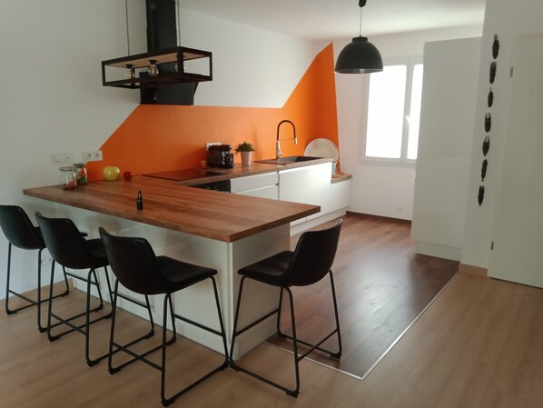 Fridge, oven, stovetop, dishwasher