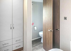 Bathroom - Spacious and comfortable 12ft-wide caravan with one double with en suite W. (Chapel St Leonards, Skegness)