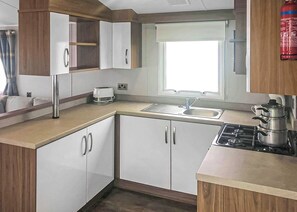Fridge, oven, stovetop, toaster - Spacious and comfortable 12ft-wide caravan with one double with en suite W. (Chapel St Leonards, Skegness)